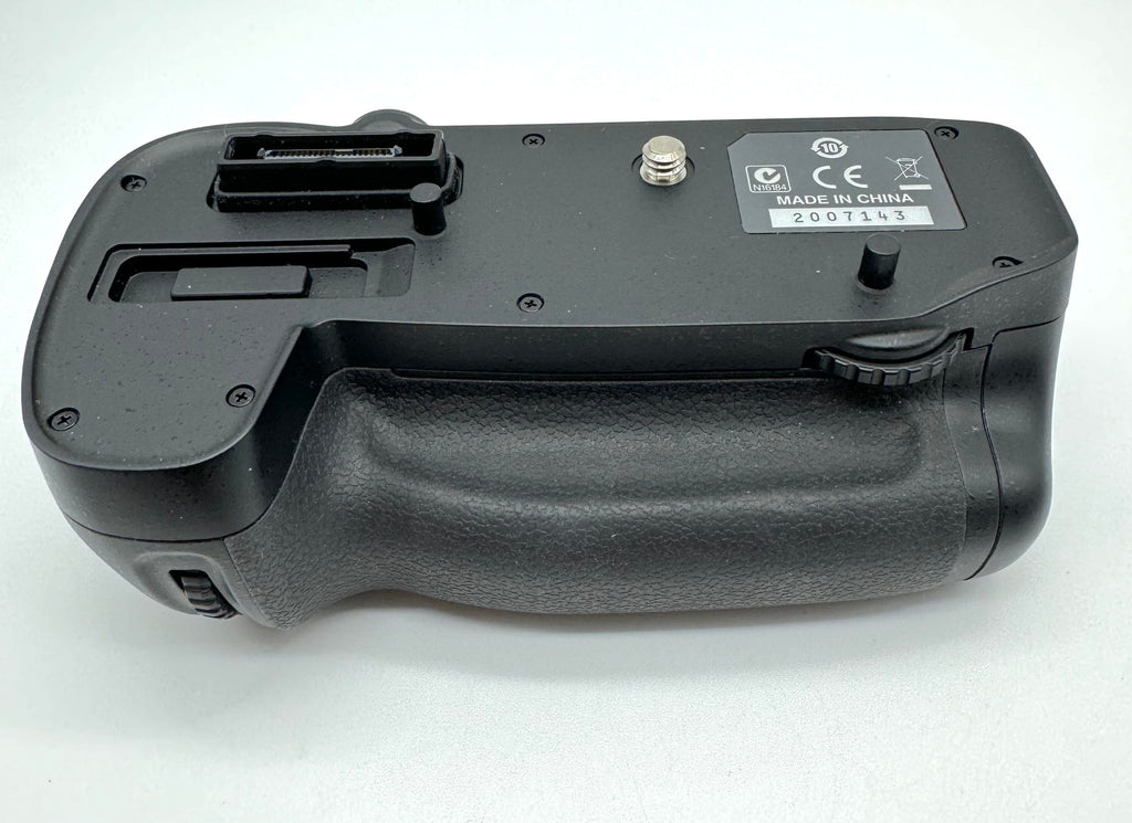 Used Nikon MB-D15 Battery Grip for D7100 and D7200 S/N 2007143