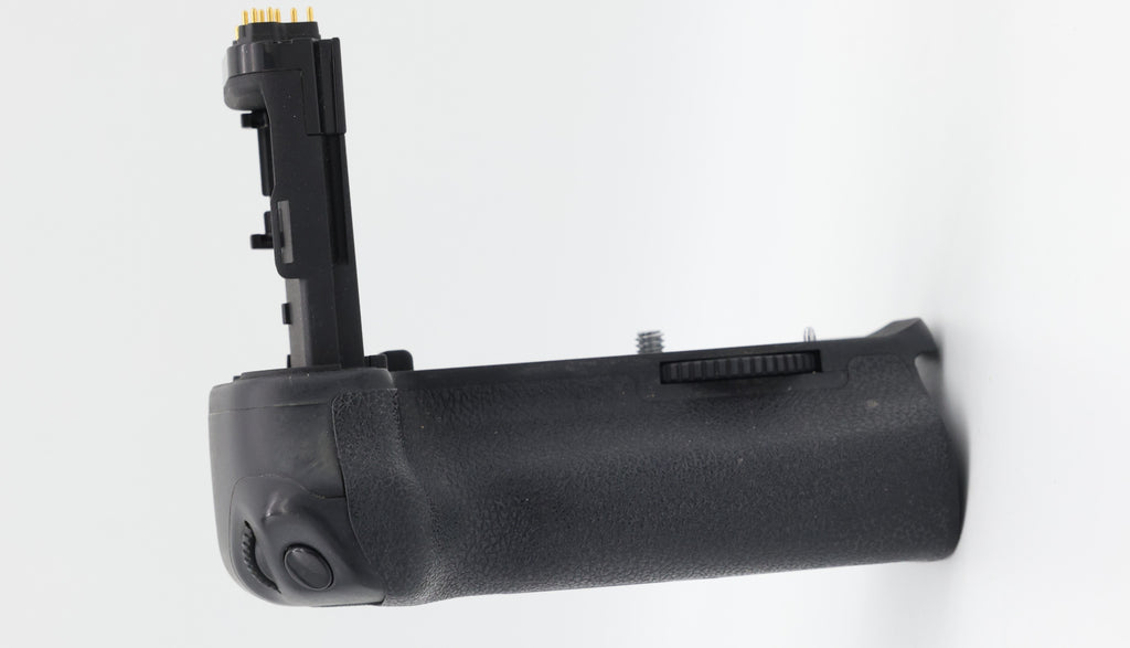 S/H Canon BGE13 Battery Grip S/N: 0500001117 incls AA and LP-E6 Battery Holders