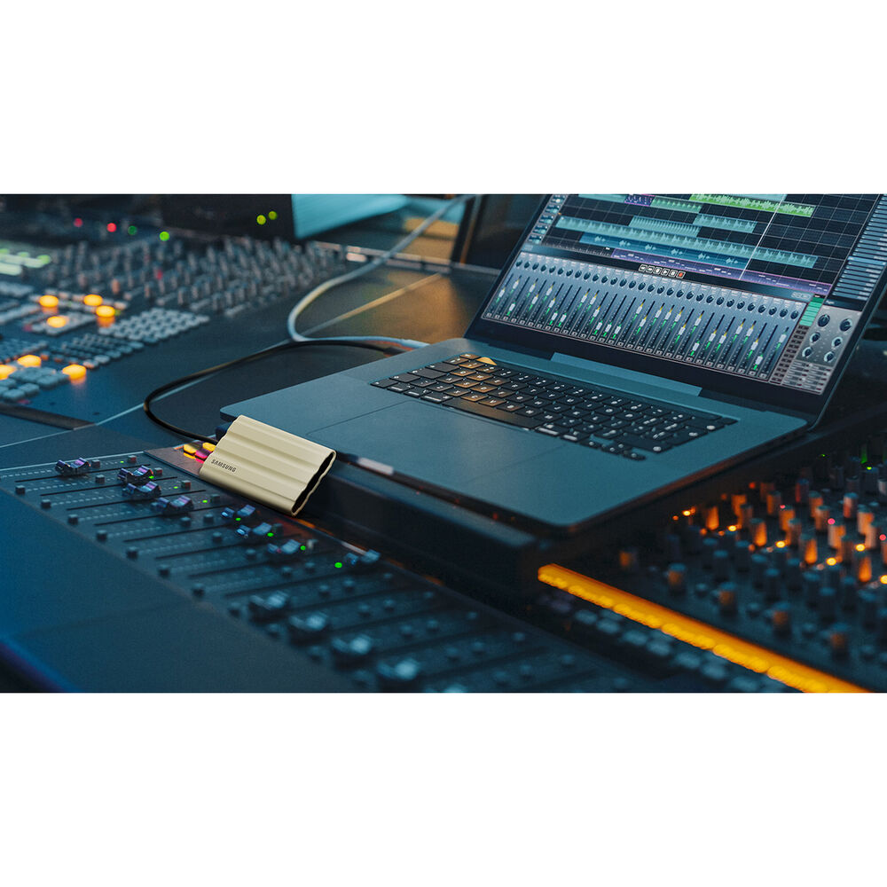 Portable SSD T7 Shield USB 3.2 2TB (Black)
