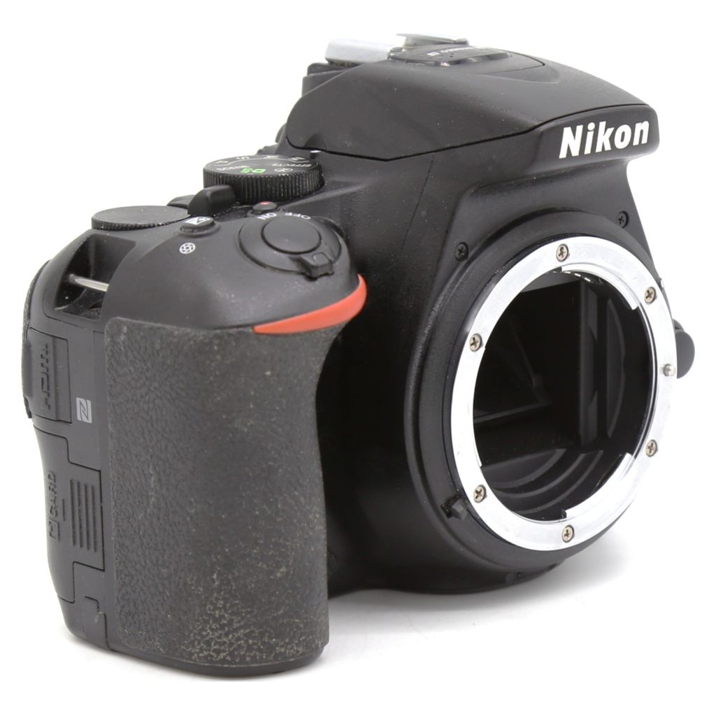 Used Nikon D5600 Body with AF-S DX 35mm F1.8G Lens S/N 88400137 / 3487616
