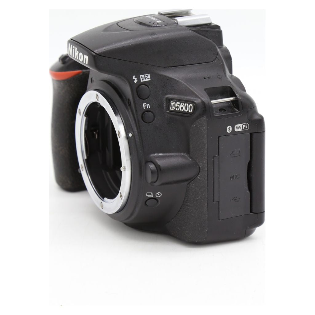 Used Nikon D5600 Body with AF-S DX 35mm F1.8G Lens S/N 88400137 / 3487616
