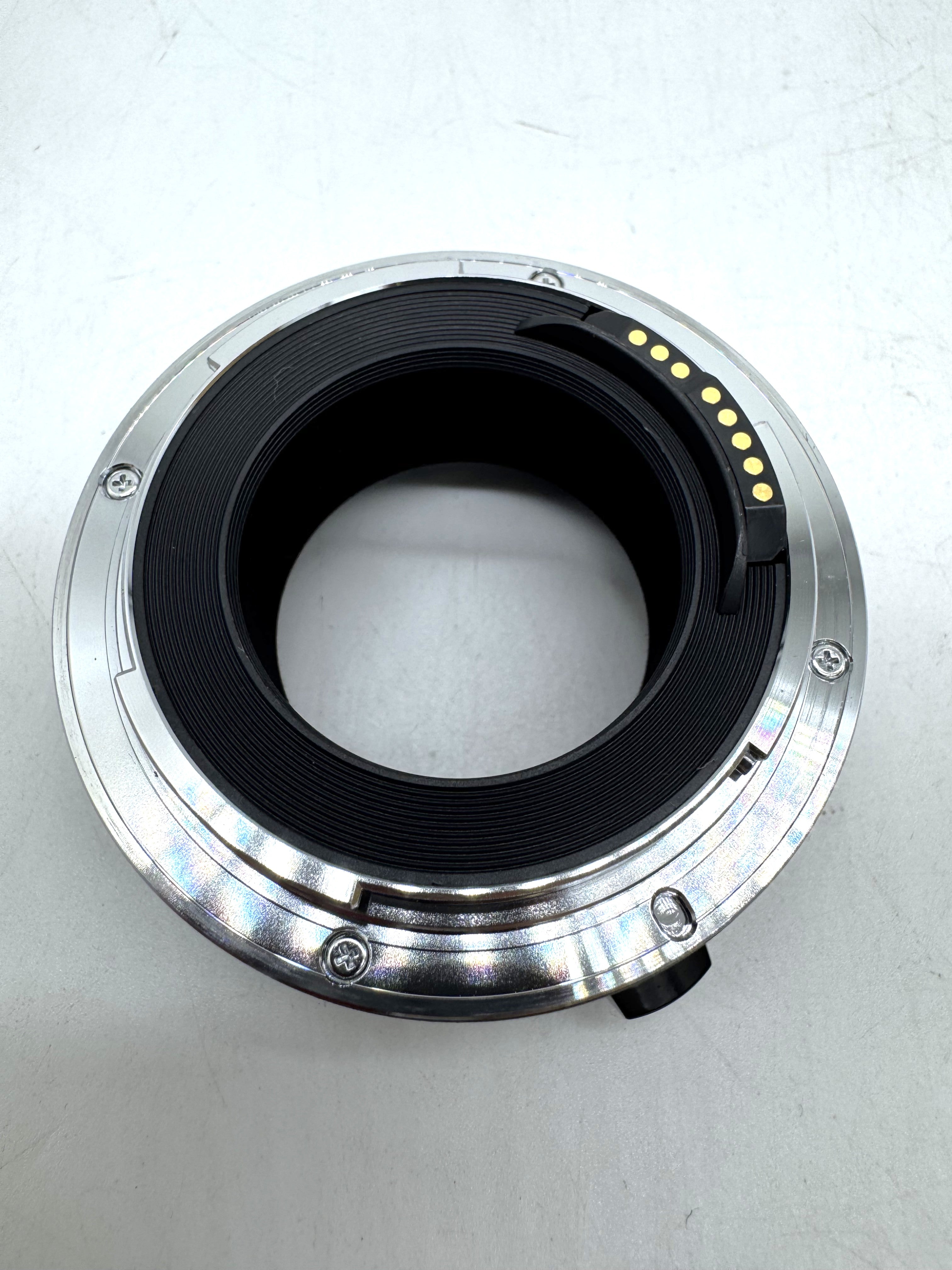Used Canon ET EF25 II Extension Tube for macro photography.