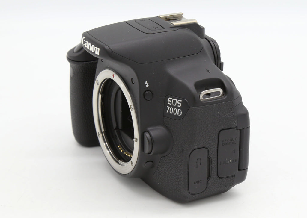 Used Canon EOS 700d w. 18-55mm S/N - 35031002369