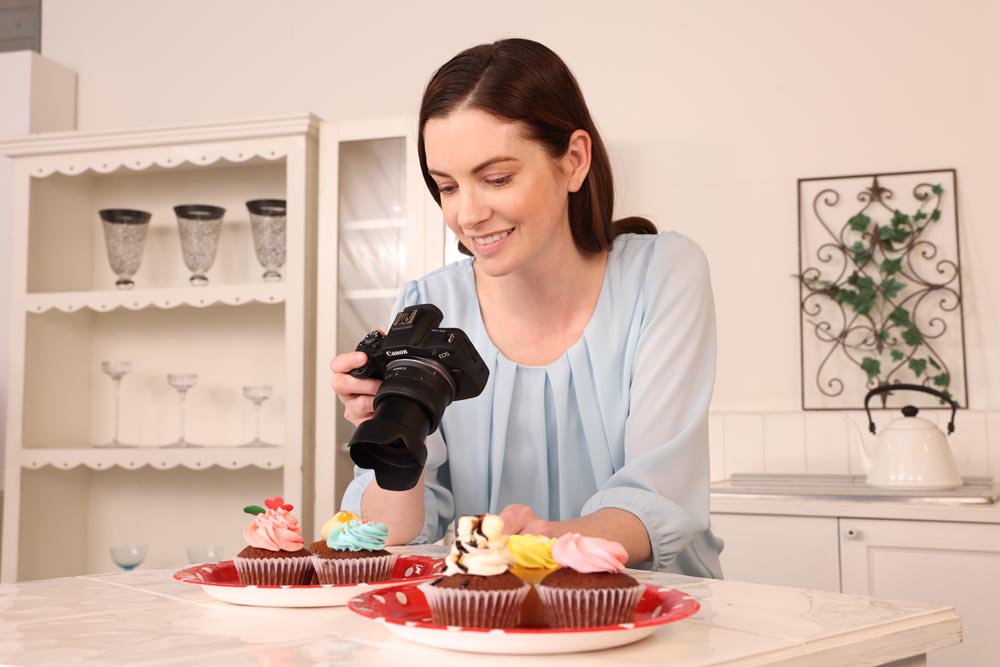 Canon EOS R100 Mirrorless Camera with RF-S 18-45mm Lens