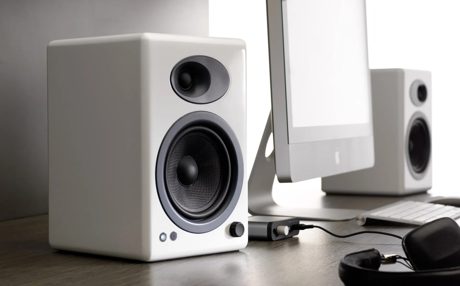 Audioengine A5+ Powered Bookshelf Speakers with DS2 Speaker Stands (White)