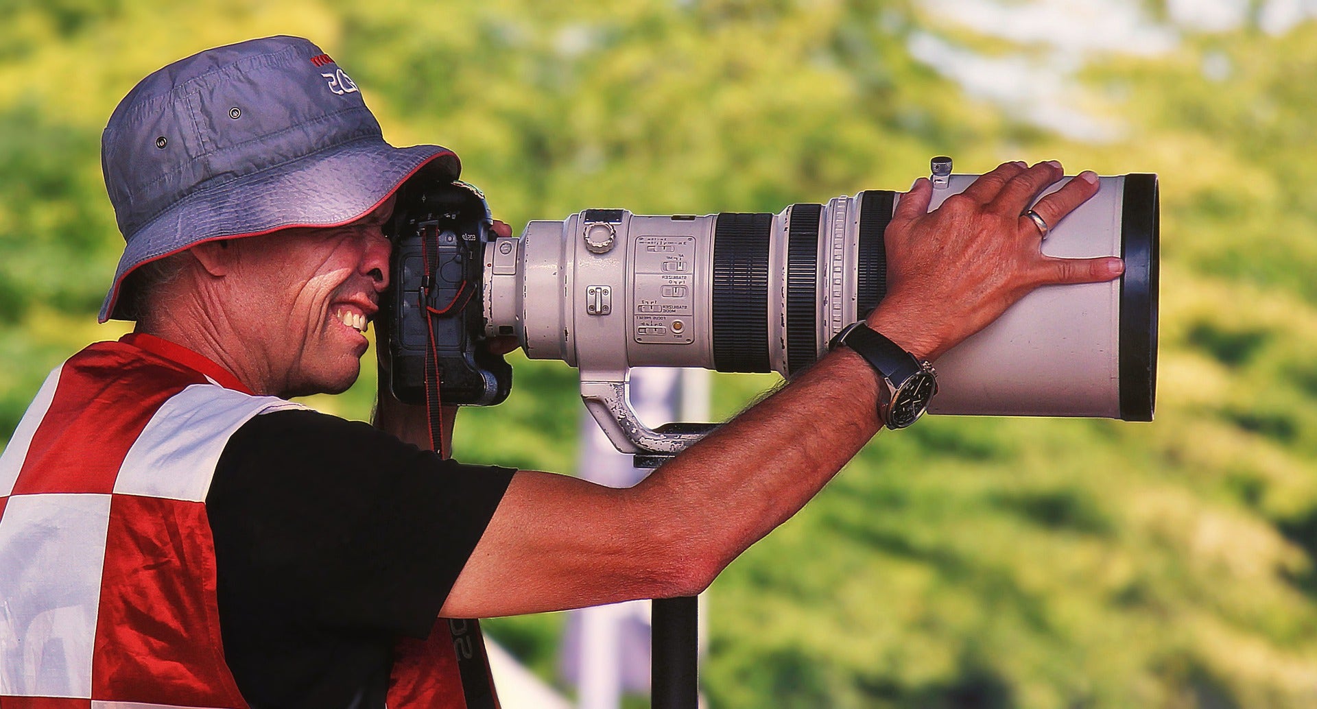 Supporting a large camera lens with a monopod